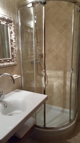 a bathroom with a shower and a sink at Dom wakacyjny z basenem in Dębki