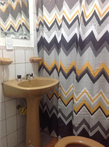 y baño con lavabo y aseo. en Ushuaia centro Complejo de Cabañas en Ushuaia