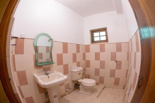 Un baño de Rupa's Hotel