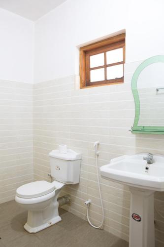 Un baño de Rupa's Hotel