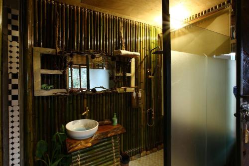 a bathroom with a sink and a mirror at Mu Cang Chai Eco Lodge in Nam San