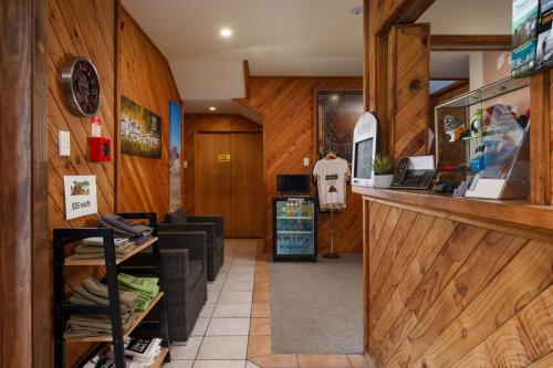 ein Restaurant mit Holzwänden und einer Theke in einem Geschäft in der Unterkunft Plateau Lodge in National Park