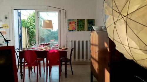 Un comedor con una mesa y sillas rojas. en Il Rifugio dello Scoglio, en Ostuni