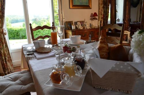 L ' Authentique في Pernes-lès-Boulogne: طاولة عليها مشروبات وأكواب