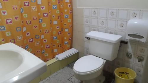 Un baño de Tamarindo Hostel