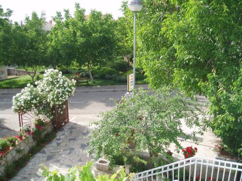Κήπος έξω από το Apartment Orbanić Cres