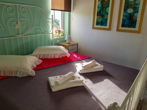 Un pat sau paturi într-o cameră la Marianos Apartments