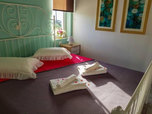 dwa łóżka z ręcznikami na podłodze w pokoju w obiekcie Marianos Apartments w mieście Kisamos