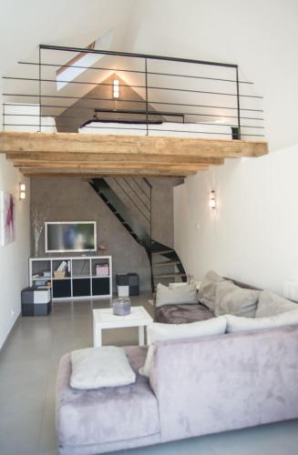 un salon avec un canapé et un escalier dans l'établissement Cap sur Pen ar Valy à Plougoulm, à Plougoulm