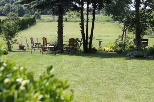 a garden with a table and chairs in the grass at AS Gościniec in Mikołajki