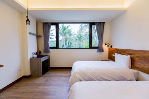 卑南富杉晴的有两张床和一扇窗户的卧室