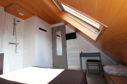 une petite chambre avec un lit et une fenêtre dans l'établissement Residence Hoteliere Sarah Bernard, au Palais