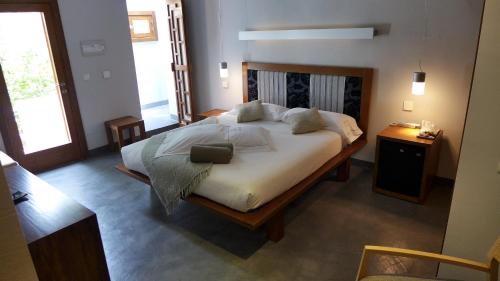ein Schlafzimmer mit einem großen Bett in einem Zimmer in der Unterkunft Hotel Los Patios - Parque Natural in Rodalquilar