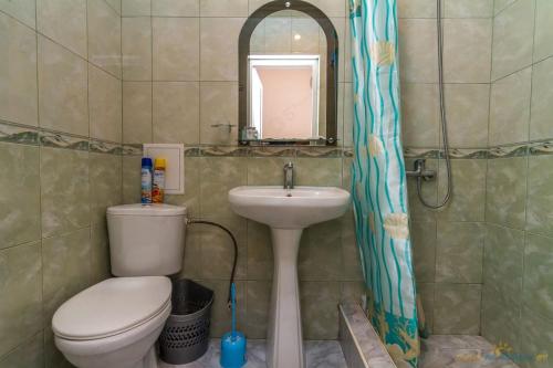 ロオにあるGuest House Korol Levのバスルーム(トイレ、洗面台、鏡付)