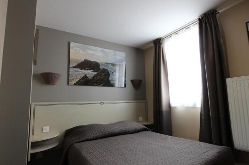 une chambre avec un lit et une vue sur l'océan dans l'établissement Residence Hoteliere Sarah Bernard, au Palais