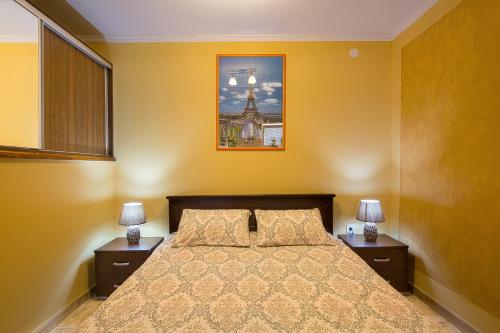 - une chambre avec un lit, 2 tables de chevet et 2 lampes dans l'établissement Apartman Kunjić, à Krimovice