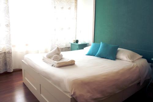 Feel Coimbra Apartments房間的床