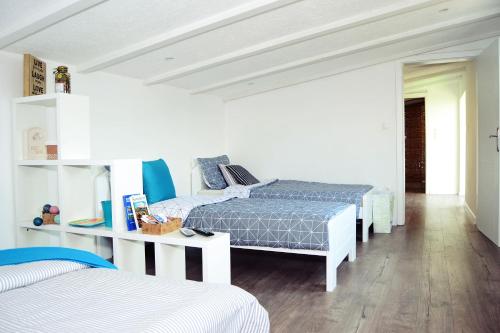 um quarto com três camas e uma mesa com duas camas em Romantic em Sarajevo