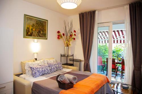 een slaapkamer met een bed en een raam met een balkon bij Melanija 2 in Rovinj