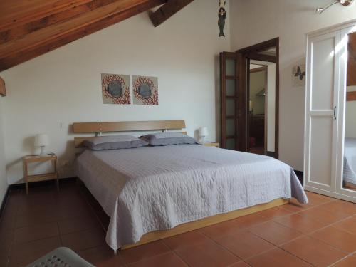 Un dormitorio con una cama grande en una habitación. en La Darsena, en La Spezia