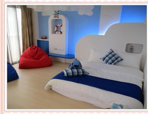 台東市的住宿－小菲民宿 ，一间设有2张床的蓝色和白色客房的卧室