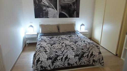 サレルノにあるCasa dei Capperiのベッドルーム1室(ベッド1台、白黒の掛け布団付)