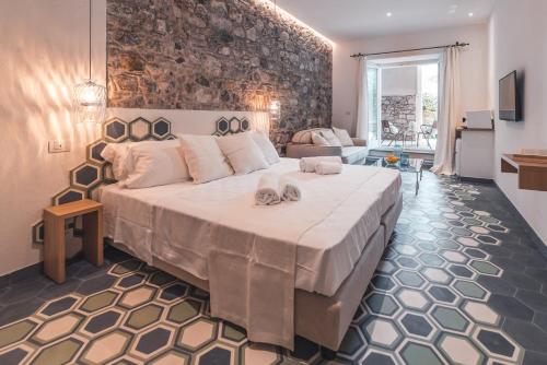 sypialnia z dużym łóżkiem w pokoju w obiekcie Médousa Bistrot & Suites w Taominie
