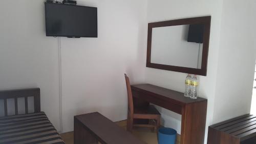 Una televisión o centro de entretenimiento en Sarvodaya Samma Vaasa Residence