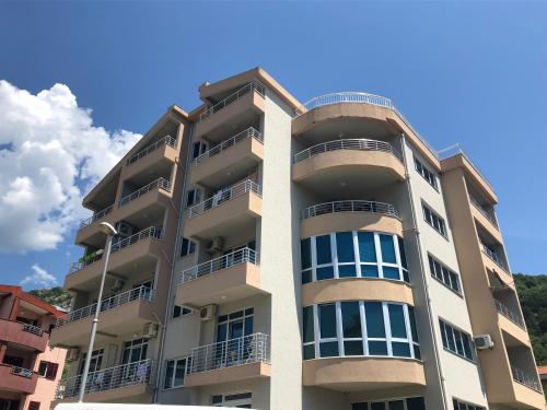 un edificio de apartamentos alto con balcones. en Apartment Sofija, en Budva