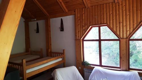 una habitación con dos literas y una ventana en Pandora, en Mavrovo