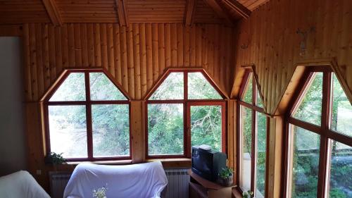 Habitación con 3 ventanas y TV. en Pandora, en Mavrovo