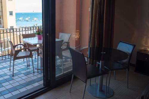 アーチ・トレッツァにあるAcitrezza B&Bのテーブルと椅子、バルコニーが備わる客室です。