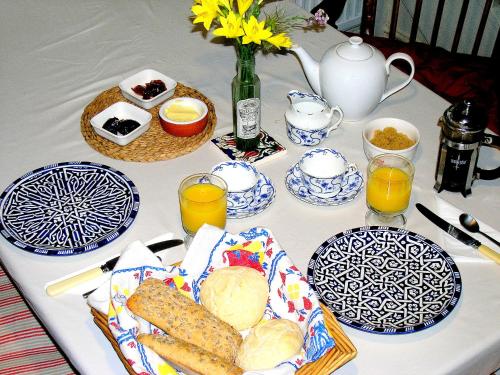 een tafel met blauwe en witte borden met eten en drinken bij 38 Newtown in Bradford on Avon