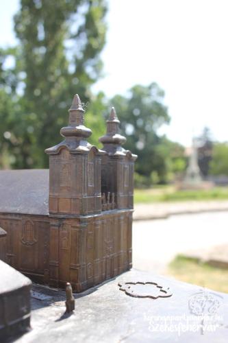 a model of a building sitting on top of a roof at Korona Apartman Székesfehérvár in Székesfehérvár