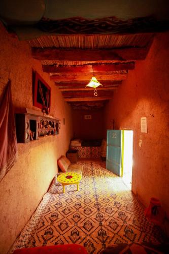 a living room with a couch and a table at La maison saharaouie in Tighmert