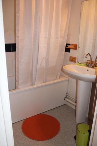 une salle de bain avec une baignoire et un lavabo dans l'établissement Maison Saint Hilaire de Riez, 300m de la plage, à Saint-Hilaire-de-Riez