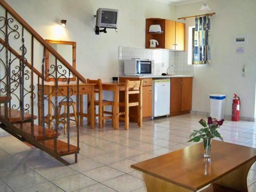 sala de estar con cocina y comedor en Red Rose Garden, en Tsilivi