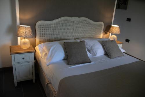 a bedroom with a large bed with two lamps at Agriturismo Treterre in Pianello Del Lario