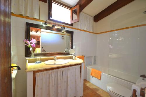 アルクーディアにあるCantóのバスルーム(洗面台、トイレ、鏡付)