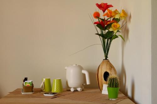 une table avec un vase de fleurs dessus dans l'établissement La Cascadeta, à Marignac-Lasclares