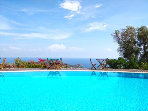 Piscina di Zephyros Hotel o nelle vicinanze