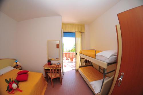 En eller flere senge i et værelse på Hotel Antares