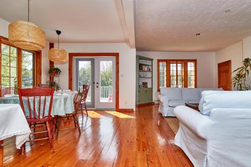 a living room with a table and a couch at Auberge de la Tour et Spa in Magog-Orford