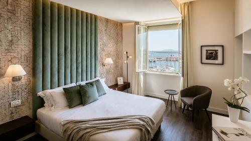 Habitación de hotel con cama y ventana en Birkin Marina, en Cagliari