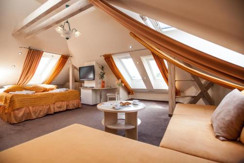 um quarto grande com duas camas e uma mesa em Villa del Mar em Niechorze