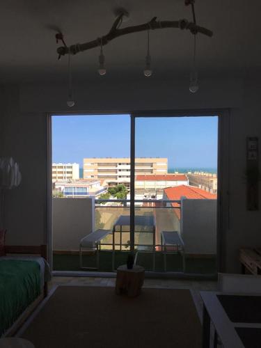 Cette chambre dispose d'une grande fenêtre offrant une vue sur la ville. dans l'établissement Le Yogi, à Port-la-Nouvelle