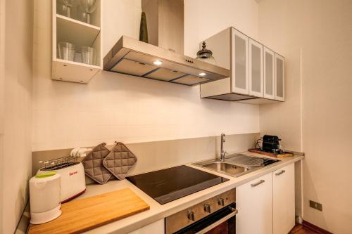 Køkken eller tekøkken på Elegant Apartment Behind the Colosseum