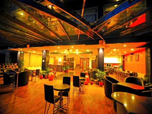 un ristorante con tavoli e sedie in una stanza di Hotel City Inn - Mountain View a Pokhara