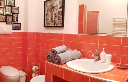 サレルノにあるCasa dei Capperiのバスルーム(洗面台、トイレ、鏡付)