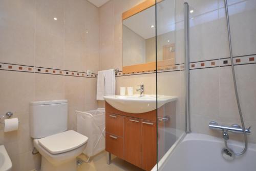 Kylpyhuone majoituspaikassa Millennium Golf Residences